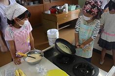親子お菓子作り教室のようす