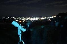 天体望遠鏡での星の観察のようす