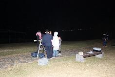 天体望遠鏡による星の観察のようす