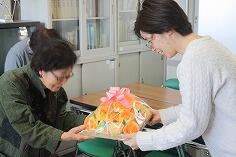 コサージュの贈呈