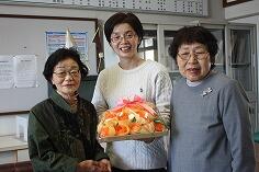 コサージュの贈呈