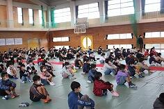 見つめる子どもたち