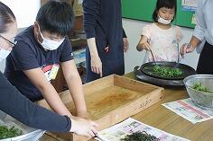 お茶を炒って揉むようす