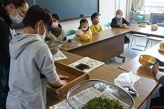 お茶を炒って揉むようす