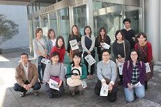 図書館で記念撮影