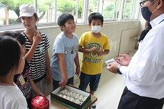 お茶の販売のようす