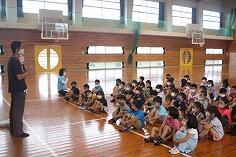 青木先生のお話を聞く１年生