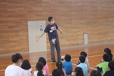 お話しされる青木先生