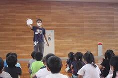 青木先生のお話を聞く１年生