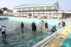 プールそうじのようす