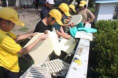 ビート版や側溝のふたを洗うようす