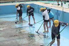 プールそうじのようす