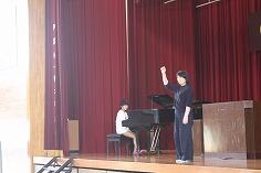 新しいピアノでの校歌斉唱