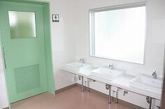 手洗いの水は自動です。