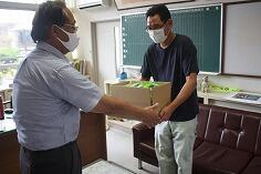 校長室での贈呈式