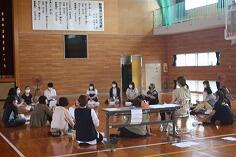 １年・学級懇談のようす（10日）