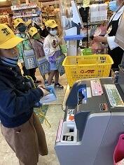 都農町内のスーパーマーケットの見学