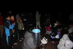 クイズに答える参加者