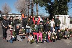 みんなで作品を手に記念撮影