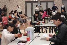 お茶の入れ方審査のようす