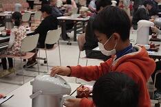 お茶の入れ方審査のようす