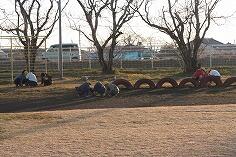 メリケントキン草を取る子どもたち