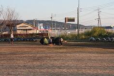 メリケントキン草を取る子どもたち