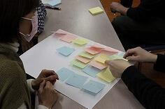 意見を出し合う作業