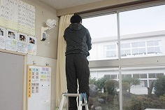 教室の窓枠の清掃
