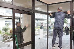 体育館入り口の清掃