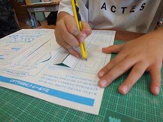 カッターを使う様子