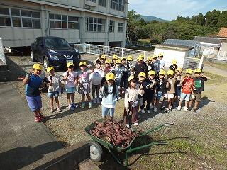 おいもの前で記念写真