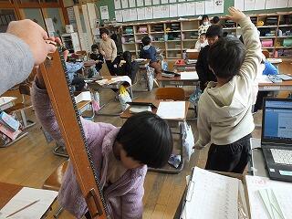 １ｍの幅を確認する子ども達