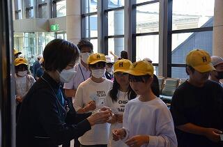 チケットを渡す児童