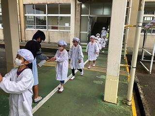 給食受入れ前での手指消毒