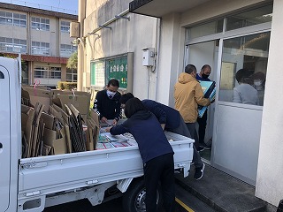 資源物を整理している様子