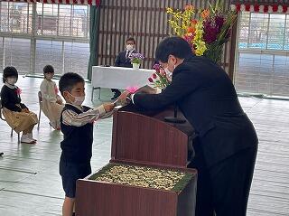 代表児童教科書授与の様子