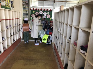 １年生のお世話をする６年生