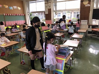 １年生のお世話をする６年生