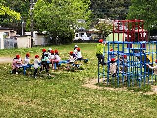 シーソーやジャングルジムで遊ぶ子どもたち