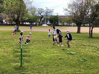 １年生と遊ぶ上級生