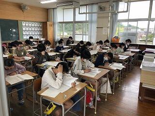 学力テストに取り組む６年生