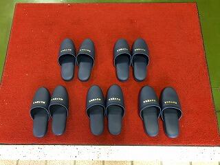 新調した来校者用スリッパ
