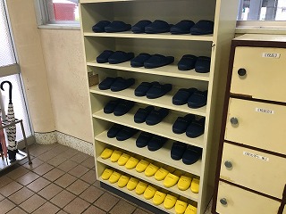新調した来校者用スリッパと常備している幼児用スリッパ