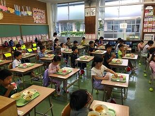 1年生の給食の様子