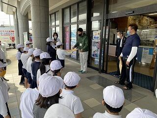 「町おさかなの町をきれいに！」の気持ちをこめ、みんなで描いたポスターを町役場の方に渡しました。