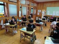 嬉しそうにタブレットを操作する４年生