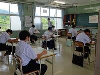 テストを受ける８年生