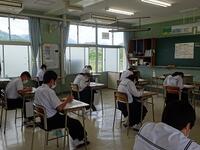 テストを受ける９年生