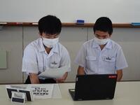 パソコン室から配信する様子